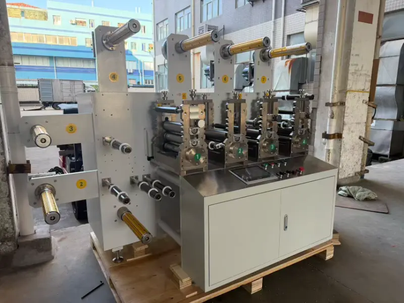 De roterende stansmachine met meerdere stations van Xiamen Junssen Intelligent voor fysiotherapie-elektroden voltooide assemblage voor verzending naar de klant